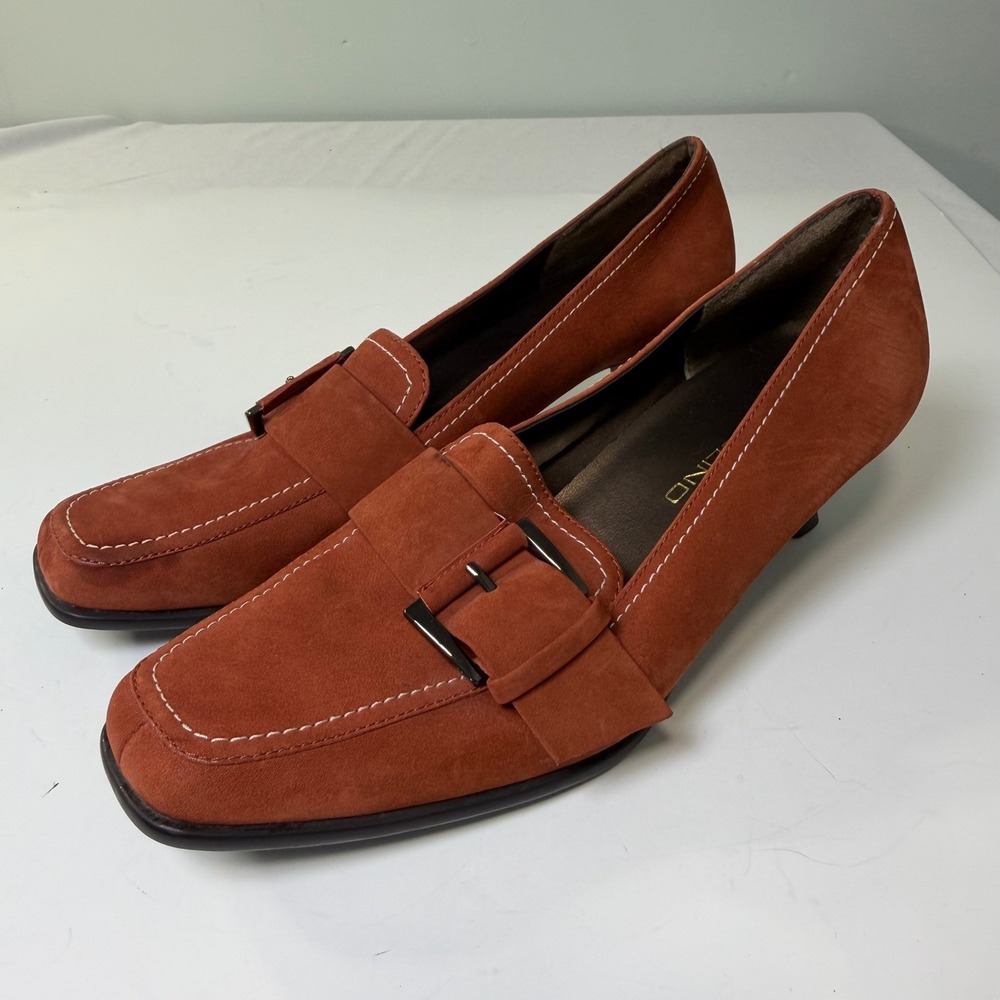 Bandolino Alenezu Rust Orange Suede Kitten Heel Pumps Square Toe Buckle Womens 7